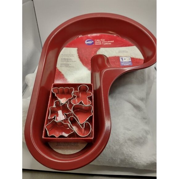 Wilton Non-Stick Cake Pan & Holiday Mini Cutter Set - Picture 9 of 10